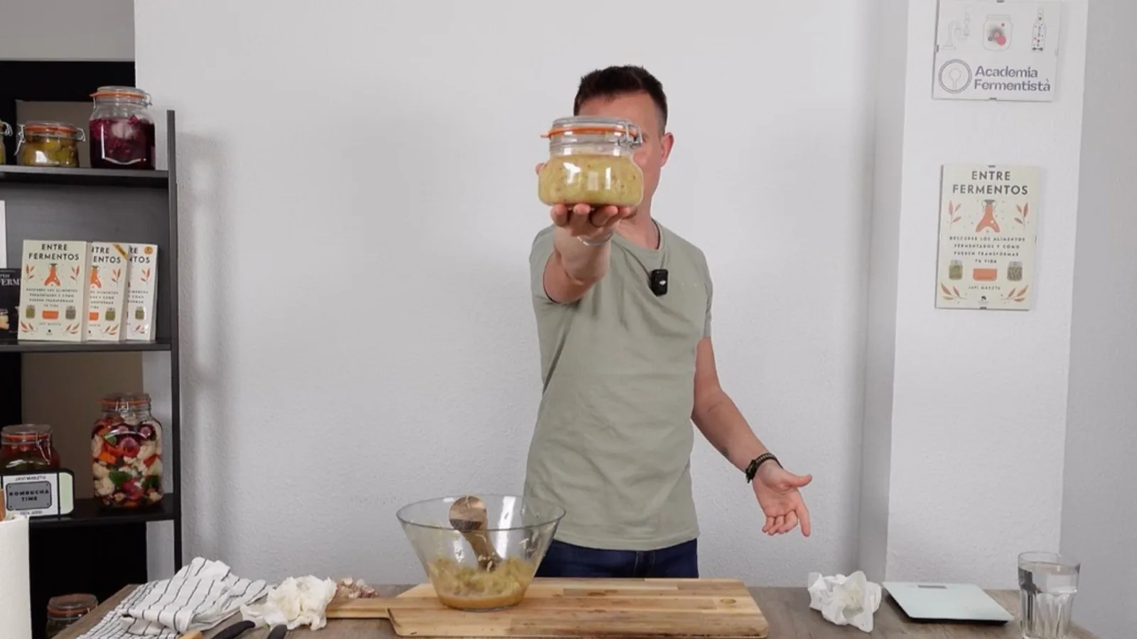 Javi Maeztu mostrando un bote de chucrut recién fermentado
